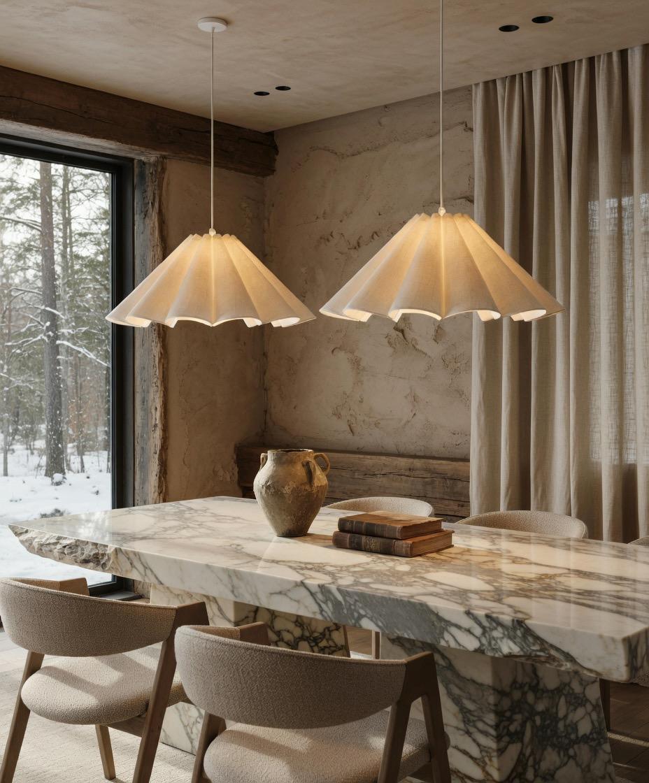 Suspensions premium en soie naturelle et lin plissé diffusant une lumière ultra douce dans un intérieur Japandi Wabi-Sabi luxueux