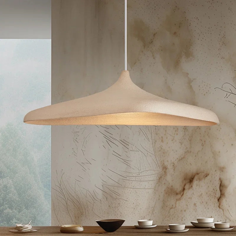 Suspension chapeau japandi grès sablé allumée table basse – Atelier Fancy Light