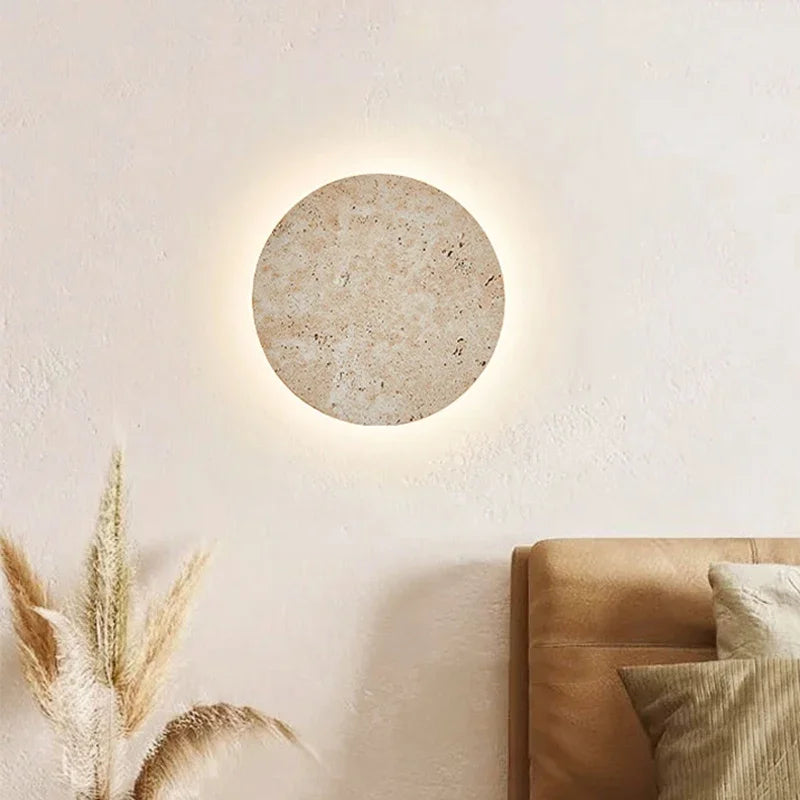 Applique murale pierre travertin salon Wabi-Sabi halo doré ambiance cosy – Atelier Fancy Light