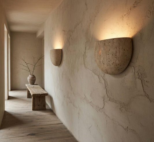 Applique travertin demi-lune lumière montante couloir intérieur ambiance Japandi – Atelier Fancy Light